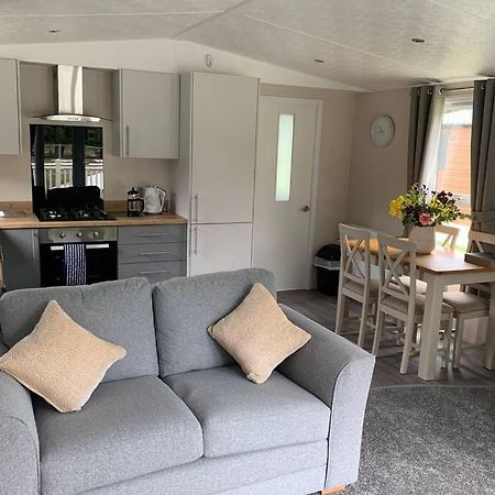 Nightingale Lodge With Hot Tub Barmby on the Moor Экстерьер фото