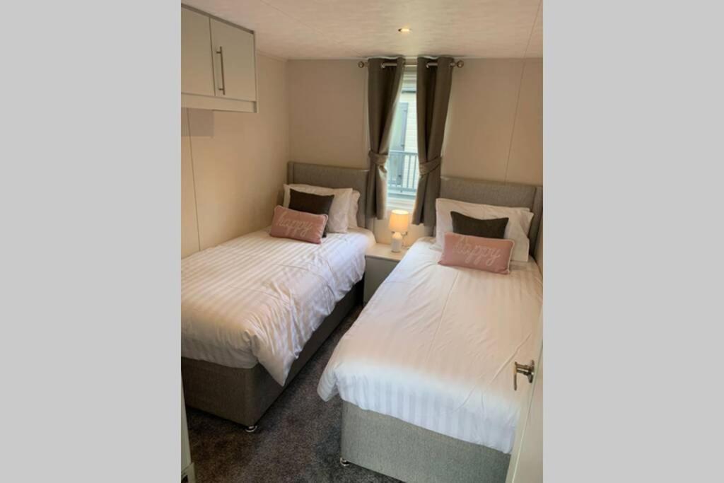 Nightingale Lodge With Hot Tub Barmby on the Moor Экстерьер фото