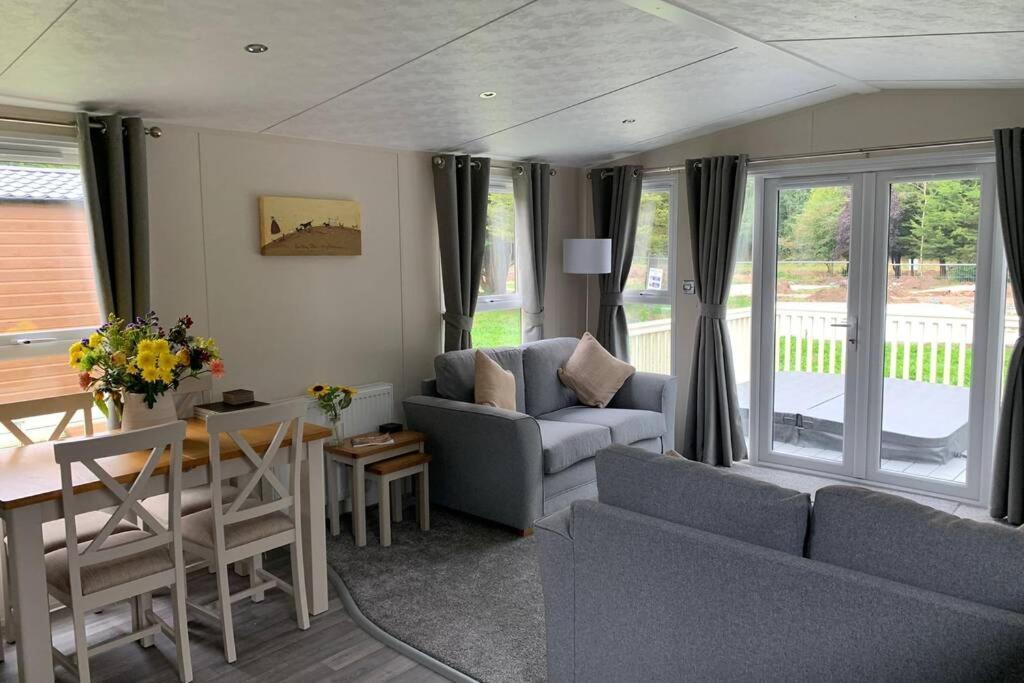 Nightingale Lodge With Hot Tub Barmby on the Moor Экстерьер фото