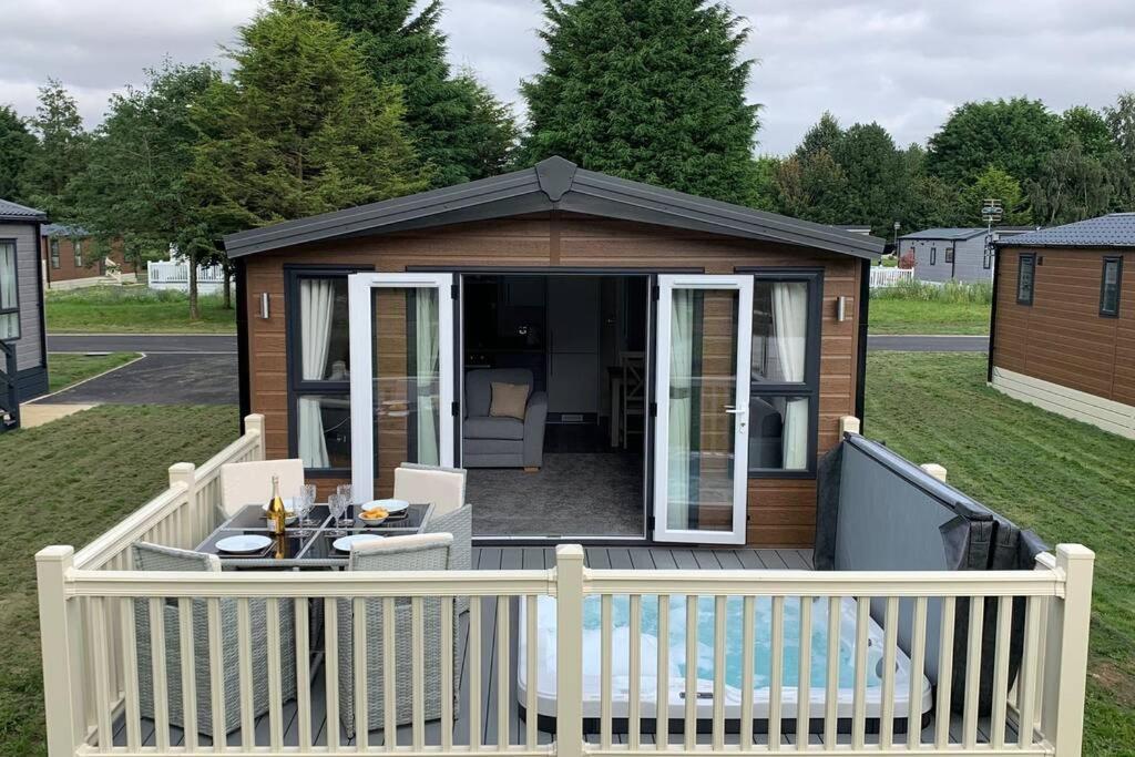 Nightingale Lodge With Hot Tub Barmby on the Moor Экстерьер фото